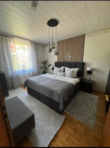 een slaapkamer met een groot bed en een raam bij FeWo Elisabeth am Harztor in Osterode