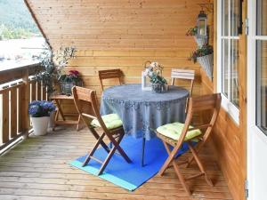 einen Tisch auf einer Terrasse mit einem Tisch und Stühlen in der Unterkunft 6 person holiday home in Leirvik i Sogn in Bø
