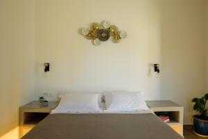 Postel nebo postele na pokoji v ubytování Athiri Luxury Suites