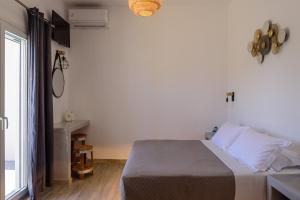 Postel nebo postele na pokoji v ubytování Athiri Luxury Suites