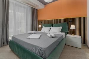 a bedroom with a bed with two towels on it at Astria Brasil - Complex Novum in Olimp