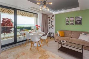a living room with a couch and a table at Astria Brasil - Complex Novum in Olimp