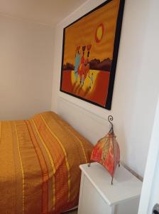 una camera da letto con un letto e un dipinto sul muro di “Relax da Icama” affitto breve a Conversano