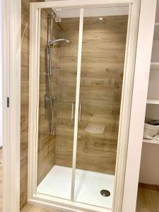 W łazience znajduje się prysznic ze szklanymi drzwiami. w obiekcie La Lum w mieście Varallo