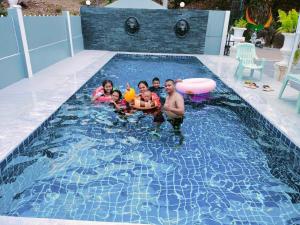 un grupo de personas en una piscina en Khao thalu guest house, en Ban Muang Wan