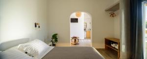 Postel nebo postele na pokoji v ubytování Athiri Luxury Suites