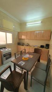 Virtuvė arba virtuvėlė apgyvendinimo įstaigoje AlEairy Apartments - Al Madinah 8