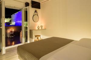 Postel nebo postele na pokoji v ubytování Athiri Luxury Suites