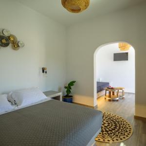 Postel nebo postele na pokoji v ubytování Athiri Luxury Suites