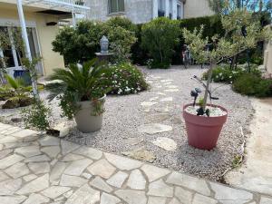 Vonkajšia záhrada v ubytovaní VILLA MONT SAINT LOUP '' 5 mn des plages du CAP d'AGDE''