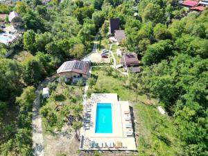an aerial view of a house with a swimming pool at Complex Turistic Hor'A in Slănic