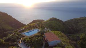 una vista aérea de un complejo con el océano en Ocean View Cottage, en Ponta do Pargo