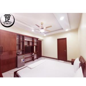 - une chambre avec un lit et un ventilateur de plafond dans l'établissement KHÁCH SẠN CÚC PHƯƠNG (CÚC PHƯƠNG HOTEL), à Dĩ An