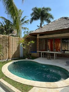 una pequeña piscina frente a una casa en Coconut Dream, en Gili Trawangan