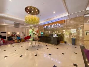 um átrio de um hotel com recepção em Modern Stylish Condo in Stamford McKinley Wi-Fi em Manilla