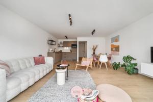 sala de estar con sofá blanco y mesa en BLOSS.II, en Ostende