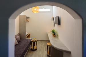 TV a/nebo společenská místnost v ubytování Athiri Luxury Suites