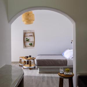 Postel nebo postele na pokoji v ubytování Athiri Luxury Suites