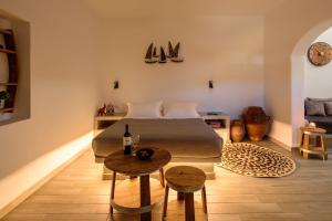 Postel nebo postele na pokoji v ubytování Athiri Luxury Suites