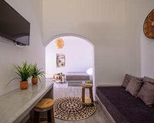 TV a/nebo společenská místnost v ubytování Athiri Luxury Suites