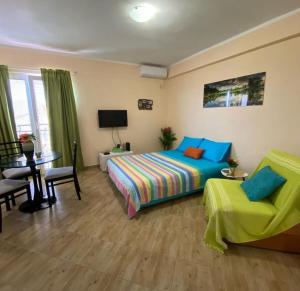 1 dormitorio con cama, mesa y escritorio en Apartments M&T, en Tivat