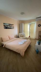 1 dormitorio con 1 cama grande y 1 silla en Apartments M&T, en Tivat