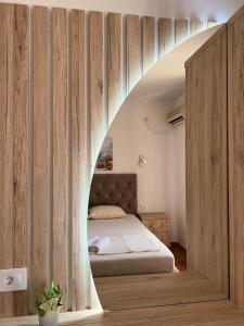 ウルツィニにあるKontiki Apartmentsのアーチ道のあるベッド付きのベッドルーム1室