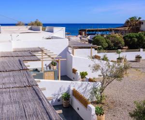 uma vista para a praia a partir do telhado de uma casa em Athiri Luxury Suites em Perivolos