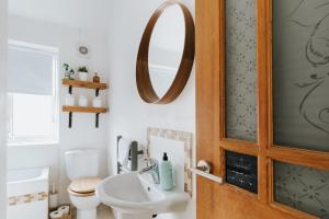 bagno con lavandino, servizi igienici e specchio di 3 Bed - Modern Comfortable Stay - Preston City Centre a Preston