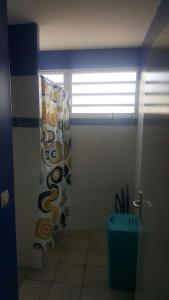bagno con servizi igienici e finestra di Résidence de la Baie : Superbe appartement a Le Marin