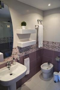 een badkamer met een wastafel, een toilet en een spiegel bij Apartamento en Marbella Paraíso al Mar in Marbella