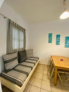 een woonkamer met een bank en een tafel bij Pension Marias in Mykonos-stad
