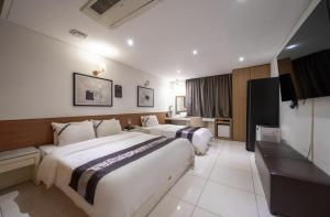 TV a/nebo společenská místnost v ubytování Hotel Cube