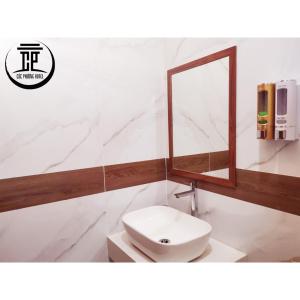Baño blanco con lavabo y espejo en KHÁCH SẠN CÚC PHƯƠNG en Dĩ An