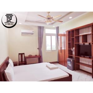 a bedroom with a bed and a ceiling fan at KHÁCH SẠN CÚC PHƯƠNG in Dĩ An