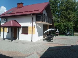 un pequeño edificio con parque infantil en Domek Gniewoszówka, en Rymanów