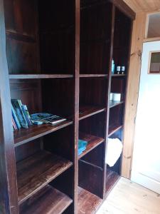 uma estante de livros de madeira com livros sobre ela em B&B Halen em Halen