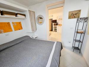 una camera con letto e una camera con cucina di Maridea - Corallo a Ponza