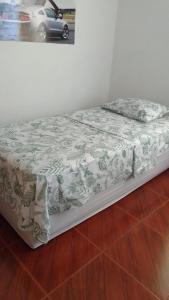 uma cama num quarto com em Apartamento acogedor en Ibagué em Mirolindo