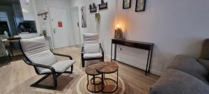 un salon avec deux chaises et une table dans l'établissement Appartement Penthouse Orihuela costa, à Orihuela Costa