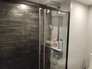 une douche avec une porte vitrée dans une salle de bain dans l'établissement Apartamento exclusivo, à La Manga del Mar Meno 24 autres photos