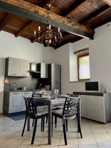 a kitchen with a dining room table and chairs at Il Casalino, casa centro storico in Montefiascone