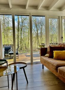 a living room with a couch and a table at Boseend Ardennen, Durbuy in Durbuy