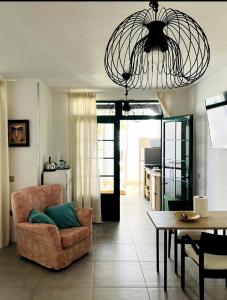 a living room with a chair and a table at Céntrico y tranquilo in Costa Teguise