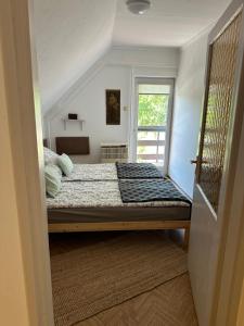 um quarto com uma cama grande e uma janela em Hilóczki Vendégház em Bogács