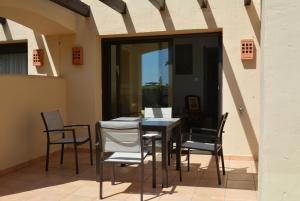 un tavolo da pranzo e sedie su un patio di Casa Verano in Roda Golf and Beach Resort Mar Menor a San Javier