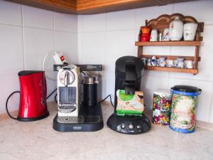 Příslušenství pro přípravu čaje a kávy v ubytování Ferienwohnung am Domberg