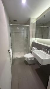 y baño con ducha y lavamanos. en Nest Apartments on Rose Lane en Melbourne