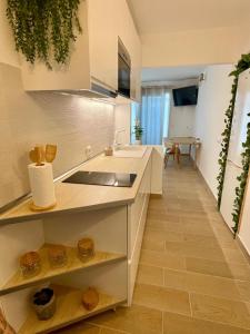 una cucina con lavandino e piano di lavoro di Apartment inside the wave studio B a Tacoronte