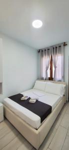 ein Schlafzimmer mit einem großen Bett in einem Zimmer in der Unterkunft Sunny guest house in Vlorë